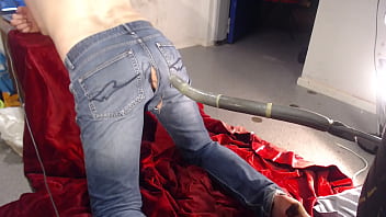 Preview 2 of Barajers Com - Jeroen heeft een gat in zijn broek