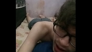 Preview 1 of Uindi Haxhia - Nerd rebolando a bundinha e dando uns tapinhas nela