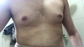Preview 1 of Rubber Band Nipple Torture - Com ou sem cueca embaixo da toalha???