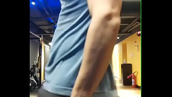 Preview 1 of Mari Ashley - Sem cueca na academia,  exibindo o pau grande