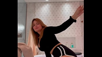 Preview 3 of Amber Chase And Prinzzess - Viih tube rebolando de shortinho