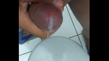 Preview 4 of Brian Pumper And Juelz Ventura - Ponhetinha no banheiro com o pau todo babado at&eacute_ gosar