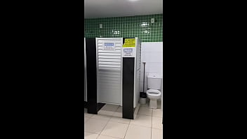 Preview 1 of Anal Ivana Sugar - CAMINHONEIRO FUDENDO O CUZINHO DA SAFADA SEM CAMISINHA NO BANHEIRO DO POSTO DE GASOLINA