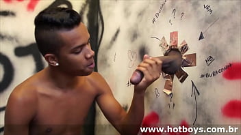 Preview 1 of Lola Taylor Old Gay - Mamando duas pirocas ao mesmo tempo pelo buraco na parede