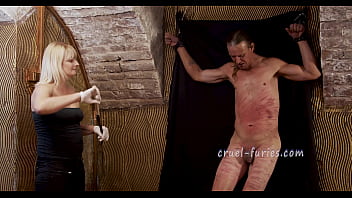 Preview 4 of Batendo Punheta Pra Buceta - Cruel Blonde MILF Whips Guy&#039_s Cock
