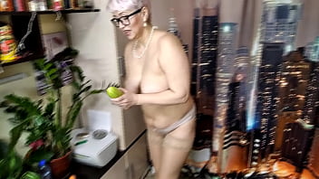 Preview 2 of Gad Xxxcom - A beautiful mature bitch with a carrot in her pussy))