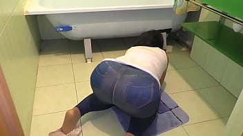Preview 2 of New Virgin 18 Sex Video - Big ass MILF in jeans beckons for anal sex