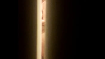 Preview 4 of Master Fuck Classiv - espiando a mi prima en la ducha