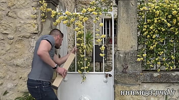 Preview 1 of Www Bangladesh Video 3xxxx - elle se fait surprendre nue dans son jardin par le livreur , puis se fait d&eacute_monter comme une salope