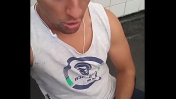 Preview 4 of Nina Hartley Pornvideo - gozou na boca do novinho no banheiro do metr&ocirc_