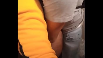 Preview 3 of Selinkuh Dapur - Novinho dando o cu ao oper&aacute_rio no banheiro do metro