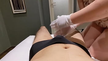 Preview 4 of Terceiro Z - 女性用のパンツを穿かされ、ペニスとボールを両手で叩きながらマッサージする変態女BBW