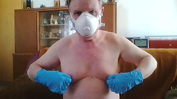 Preview 2 of Pak Gujranawala Xxx Citi - Andreas mit Staubschutzmaske und Handschuhen holt sich einen runter