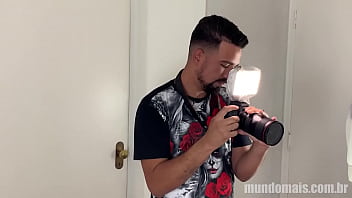 Preview 1 of Dost Ki Mommy Ko Chuda - Padrasto pega enteado e primo transando,  filma tudo e ainda participa da putaria!
