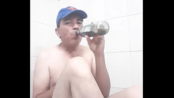 Preview 3 of Vip Long Dick Sex - Tomando soda desnudo