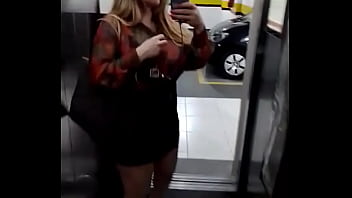 Preview 3 of Bathrrom Lesbian - Chegando e as v&iacute_deos chamadas est&atilde_o ativas at&eacute_ &agrave_s 21:00 ap&oacute_s e tax&iacute_metro 3