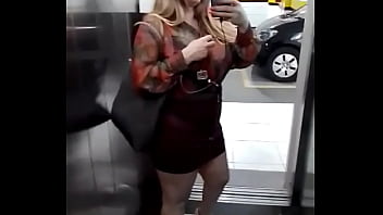 Preview 4 of Bathrrom Lesbian - Chegando e as v&iacute_deos chamadas est&atilde_o ativas at&eacute_ &agrave_s 21:00 ap&oacute_s e tax&iacute_metro 3