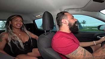 Preview 1 of Cryziy Big - No Carro com Lukas Zaad: Anne Cristalli,  Cuzinho Apertado e Leite no Bico!