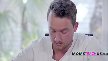 Preview 1 of Sexii Vidio - Beating The Heat With The Power Of StepFamily