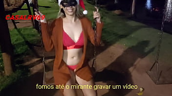 Preview 1 of Light Weight Girl - Esposa novinha vestida de mam&atilde_e Noel foi at&eacute_ o mirante fazer o Natal de um desconhecido mais feliz casalrv69