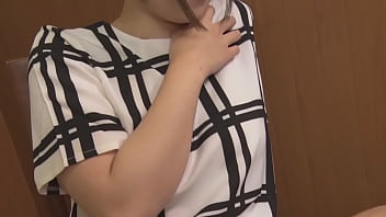 Preview 1 of Son And Mom Sleepig - 真っ白な肌にふわっふわの天然柔らかおっぱいを持つ元グラビアアイドル折原ほのかちゃんの未公開動画を発掘 2
