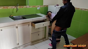 Preview 2 of Mangalore Mallige - mi vecina y yo parte1: mientras estoy cocinando mi vecina entra para tocarme y chuparme la polla mientras mi mujer esta en la otra habitacion follamos pero casi nos descubre