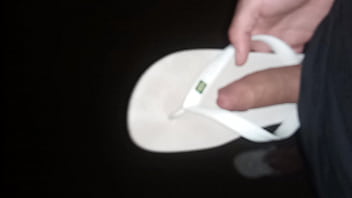 Preview 1 of Dog Sex Nude - Brincando com as Havaianas Brancas