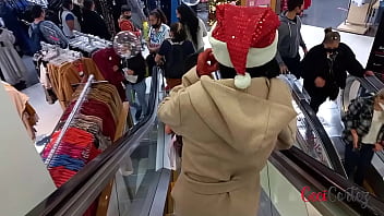Preview 3 of Kim Molina - Sexy milf exhibicionista celebrando navidad en publico