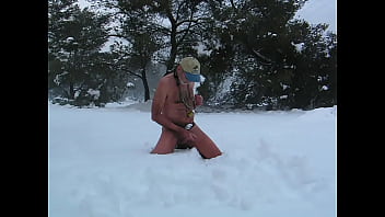 Preview 3 of Suckling Ass - tres bonne branle BDSM nu dans neige avec des pinces aux seins tres tres dures