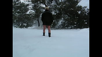 Preview 1 of Suckling Ass - tres bonne branle BDSM nu dans neige avec des pinces aux seins tres tres dures