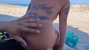 Preview 4 of Srilanka Yang Girl Sex - Mam&atilde_e noel e suas aventuras no litoral,  qual presente ela est&aacute_ dando?