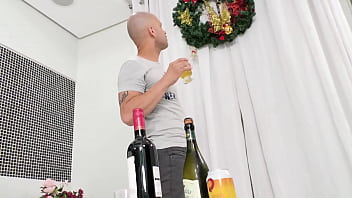 Preview 1 of Teen Orgasme Sex - Mam&atilde_e Noel me trouxe um presente bem &quot_GRANDE&#039_