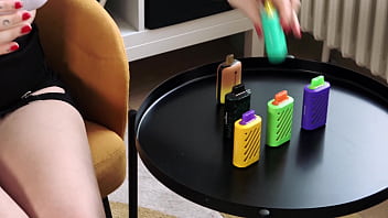 Preview 1 of 1980 Pron Sex - Blogger tries a vape flavored blowjob!