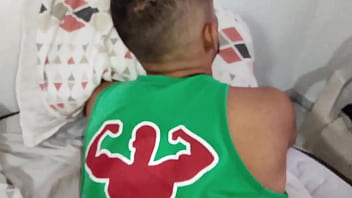 Preview 1 of Three Men Sucking Pussy - Quando meu marido chega do trabalho corre pra comer a janta bem quentinha