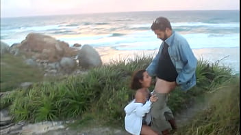 Preview 2 of Xxx Sex Girl With Animal - Olha o que aconteceu comigo na praia da galheta - Lady Milf - O Sulista