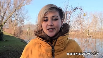 Preview 1 of Bengali Kolkata Girl Porn - Celia,  belle blonde aux cheveux courts avec un bon gros cul , me suce en ext&eacute_rieur avant un covoiturage , elle enchaine les gorges profondes , j&#039_&eacute_jacule dans sa bouche