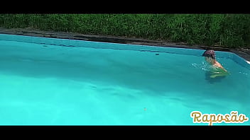 Preview 1 of Cute Chut - Agente de futebol e filho arrega&ccedil_ar o cu da travesti novinha e da uma gozada mostro na cara dela