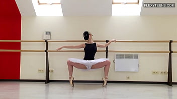Preview 1 of Sunny Lioni Xxx Video - Manya Baletkina shows incredible flexibility