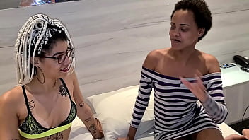 Preview 1 of Pakistani Redwap Fight Sexx - Lua Doidera e Jr levaram a mulatinha Nana Farias pro motel pra ter sua primeira experiencia com outra mulher e muito sexo a tres