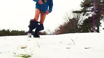Preview 1 of Old Lady And Old Man Xxy - branle nu dans la neige