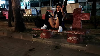 Preview 4 of Teacher Gril Xxxx - Se masturba en el parque,  un chico se acerca y le hace una chaqueta para sacar la leche