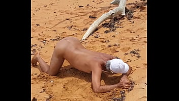 Preview 3 of Julio Gomez Monster Cock - Ladysilva latina gay pelada na praia com sua bunda gostosa