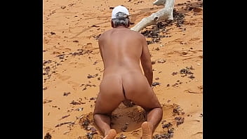 Preview 1 of Julio Gomez Monster Cock - Ladysilva latina gay pelada na praia com sua bunda gostosa