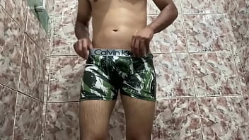 Preview 2 of Liz Wife - Novinho tira a cueca no banho