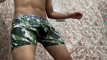 Preview 1 of Liz Wife - Novinho tira a cueca no banho