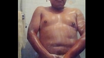 Preview 2 of Mom Need Pretnent - En el ba&ntilde_o ajabonandone la verga