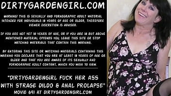 Preview 1 of 3gpking - Dirtygardengirl fuck her ass with strage dildo &amp_ anal prolapse