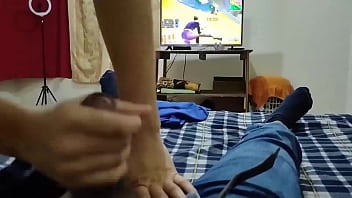 Preview 2 of Momiamhere Ticket 12 - Me Follo a mi empleada domestica mientras veo mis video juegos,  le ofresco una buena cantidad para aprovecharme de ella y meterle mi gran polla