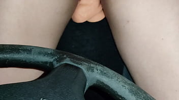 Preview 2 of Older Women Anal Threesome - Esposa brincando no carro