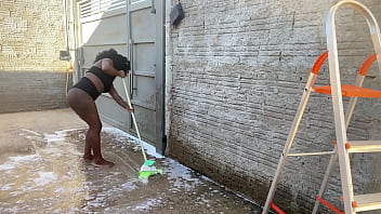 Preview 1 of Super Girl In Sexton - Estava lavando o quintal de shortinho e meu vizinho veio pedir a escada emprestada,  Aproveitei o momento e dei gostoso pra ele e deixei gozar na minha boca.